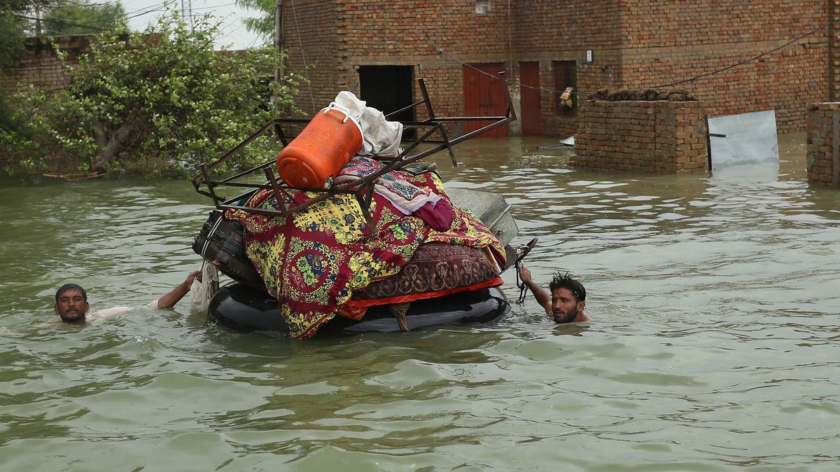 Fotky neštěstí „biblických rozměrů“. V Pákistánu prší už od června